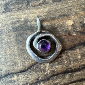 Silver/amethyst pendant.